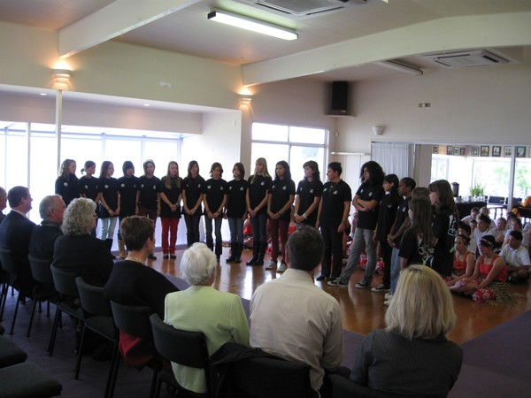 The girls of CollÃ¨ge Jean Mariotti singing